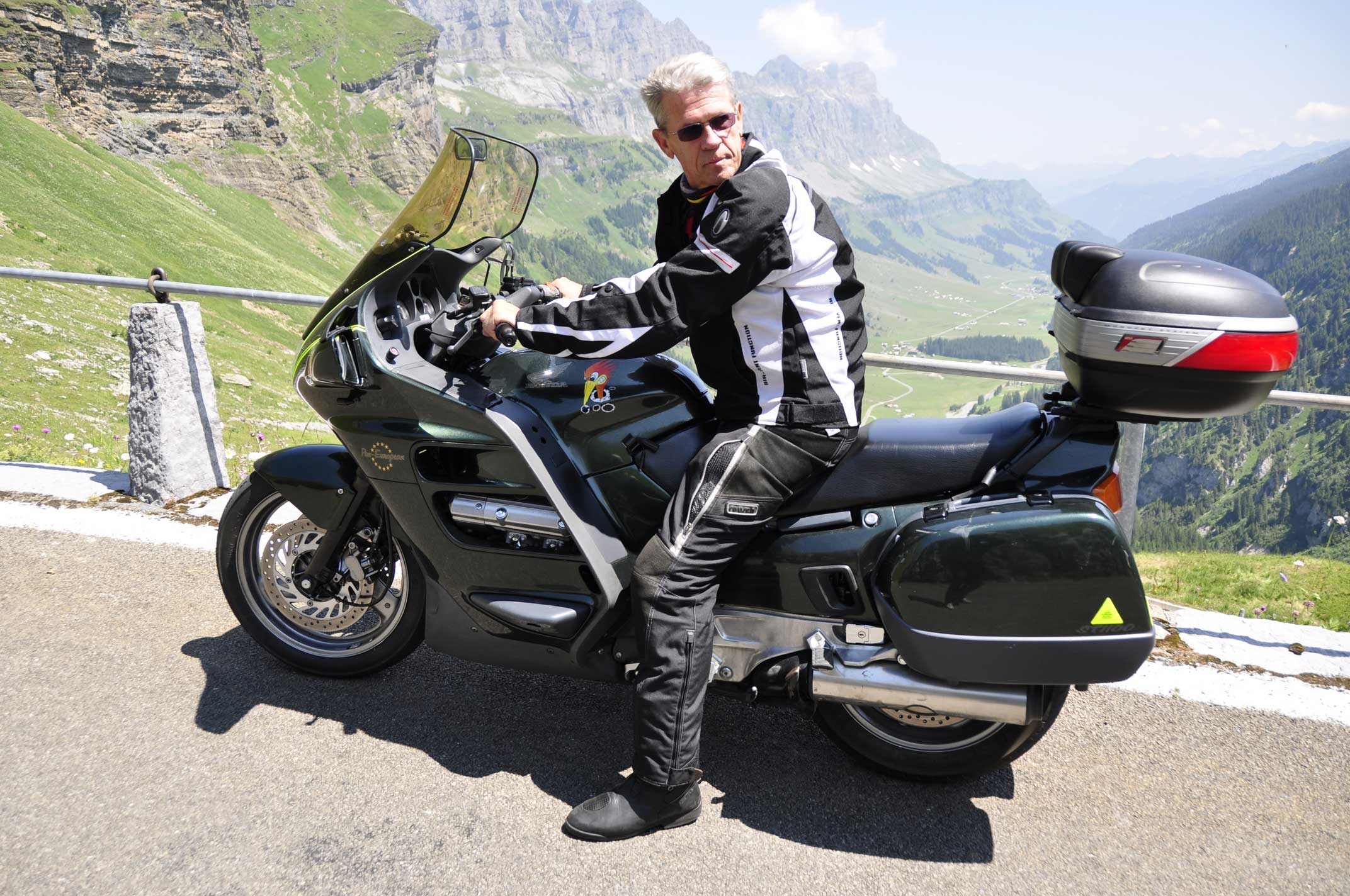 AlpaPeter mit dem Motorrad in Richtung Klausenpass mit Blick auf den Urnerboden